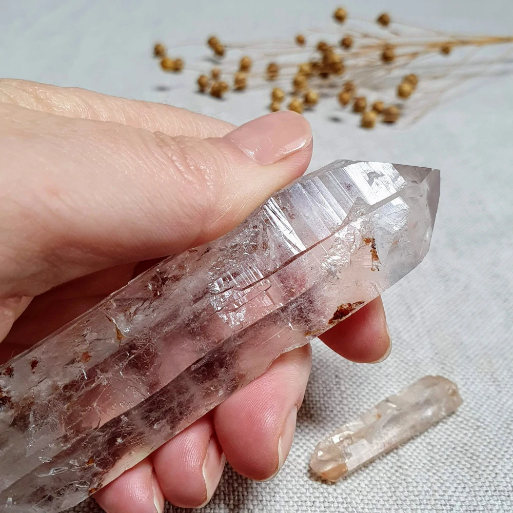 Křišťál - surový mistrovský krystal v extra kvalitě z Brazílie V1. 100 g 11,5 cm ~ Zvonící krystal a malý krystalek na zvonění + Inkluze hematitu + Tantrická dvojice 