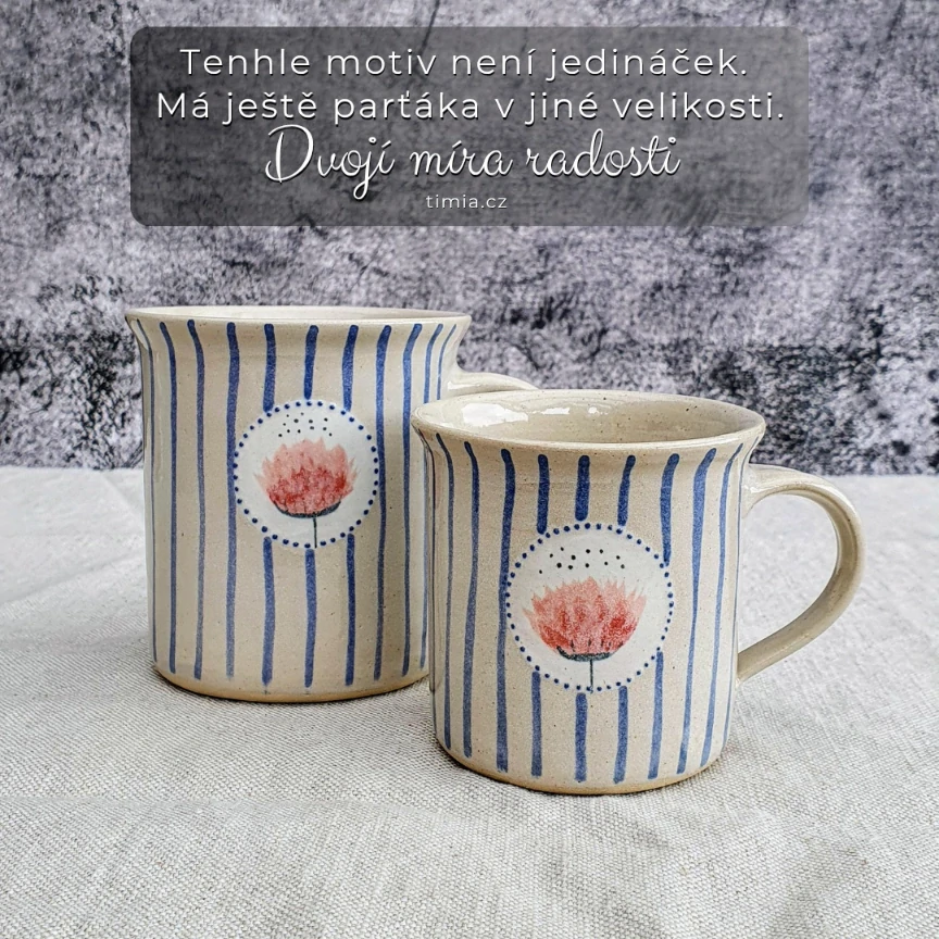 Malovaný keramický hrnek s květinou a s pruhy 350 ml