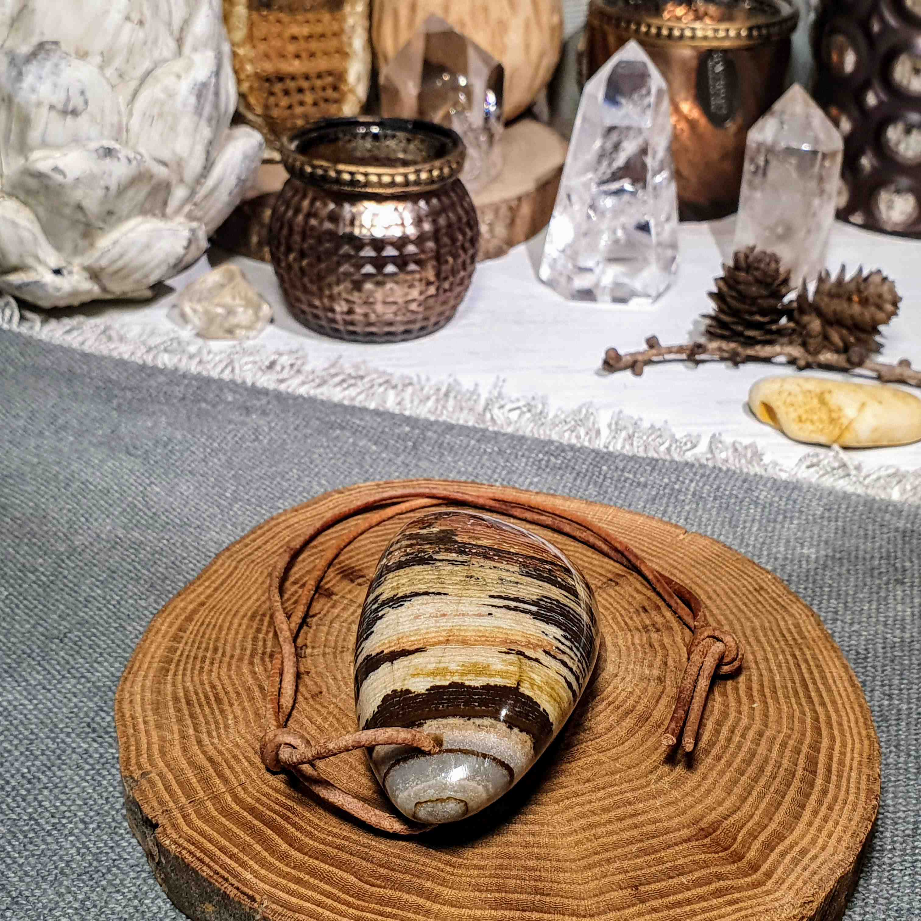 Jaspis zebra - velká vrtaná tromlovaná hmatka z Jihoafrické republiky D. 125 g 