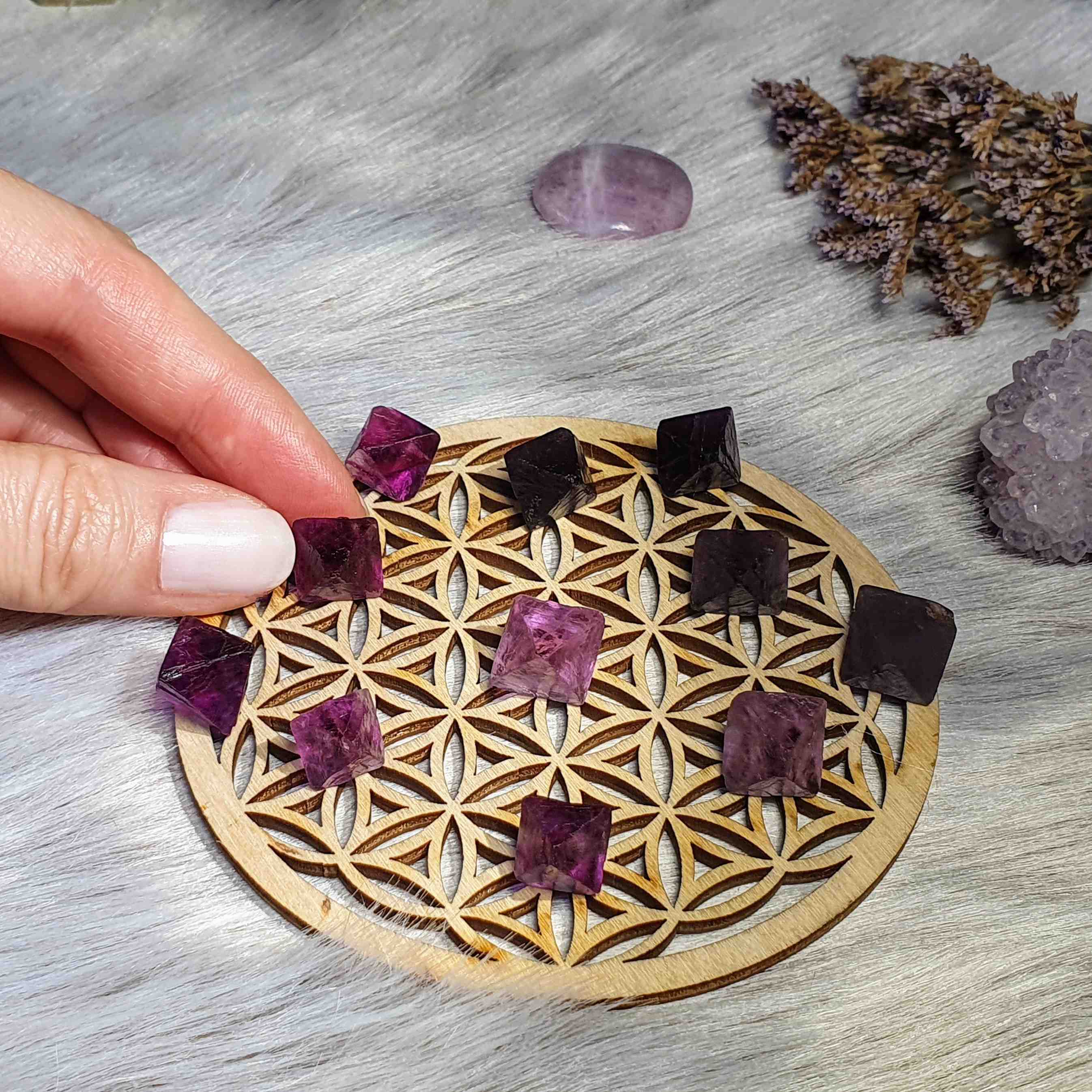 Fluorit oktaedr - ručně štípaný fialový krystal z Číny 1 - 3 g 