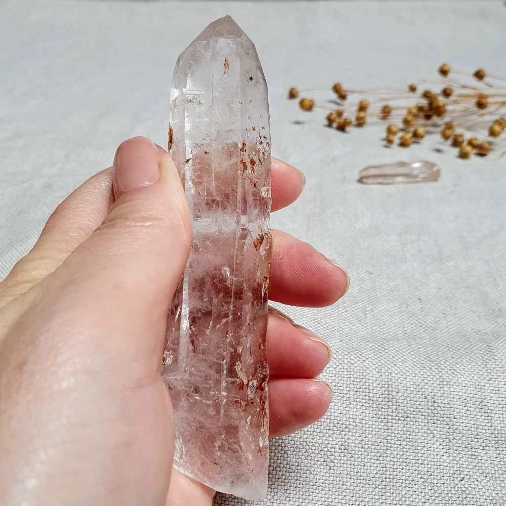 Křišťál - surový mistrovský krystal v extra kvalitě z Brazílie V1. 100 g 11,5 cm ~ Zvonící krystal a malý krystalek na zvonění + Inkluze hematitu + Tantrická dvojice 