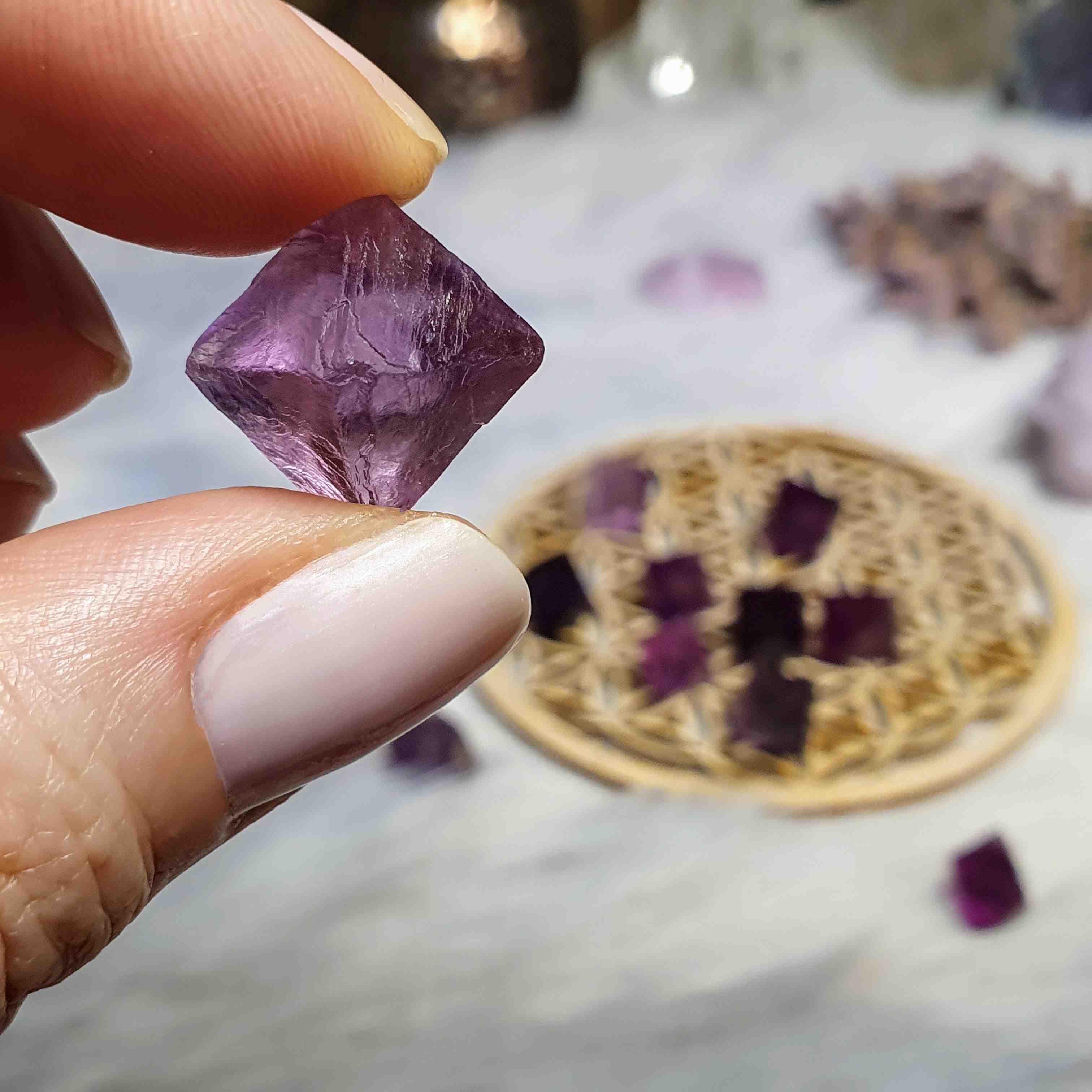 Fluorit oktaedr - ručně štípaný fialový krystal z Číny 1 - 3 g 