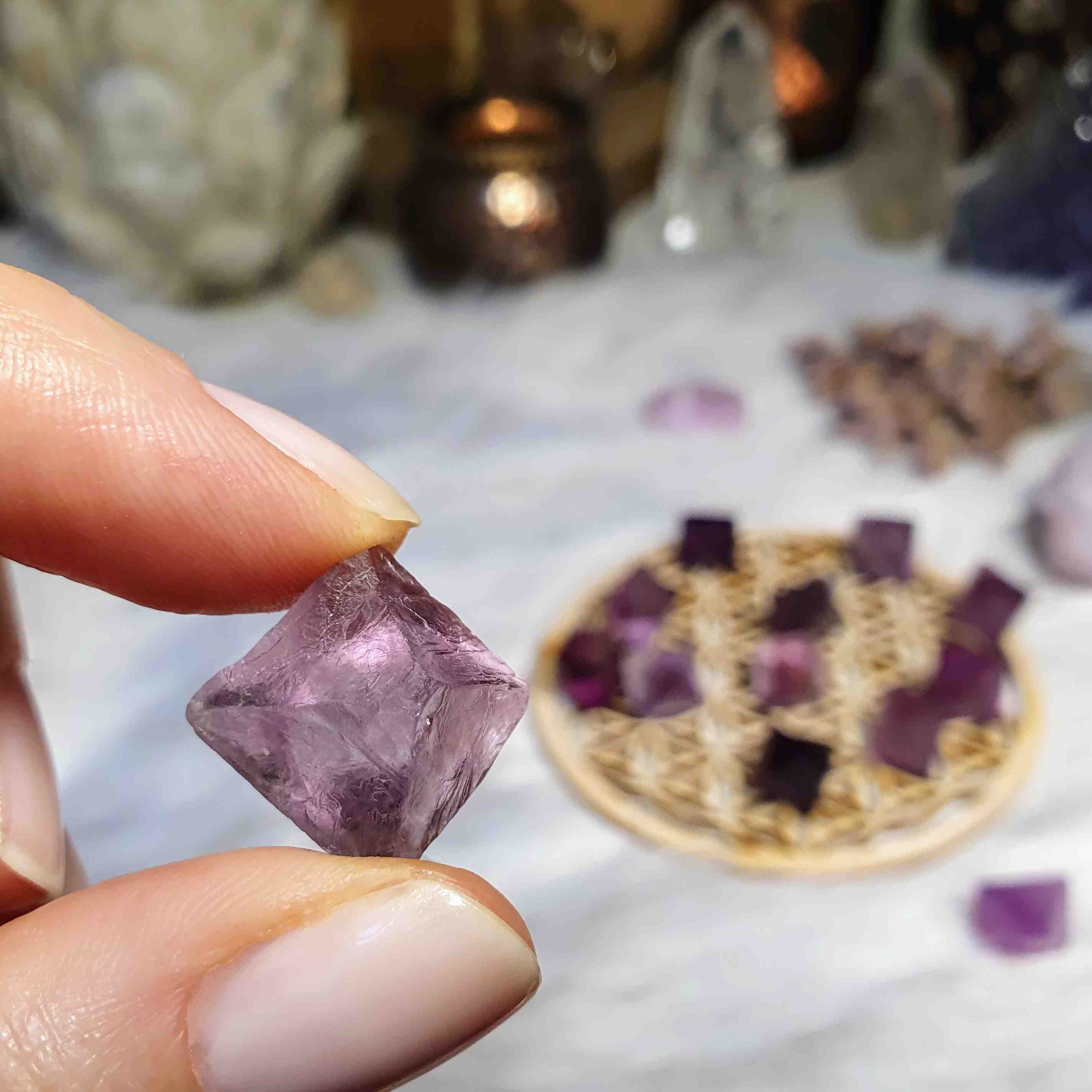 Fluorit oktaedr - ručně štípaný fialový krystal z Číny 4 - 5 g 