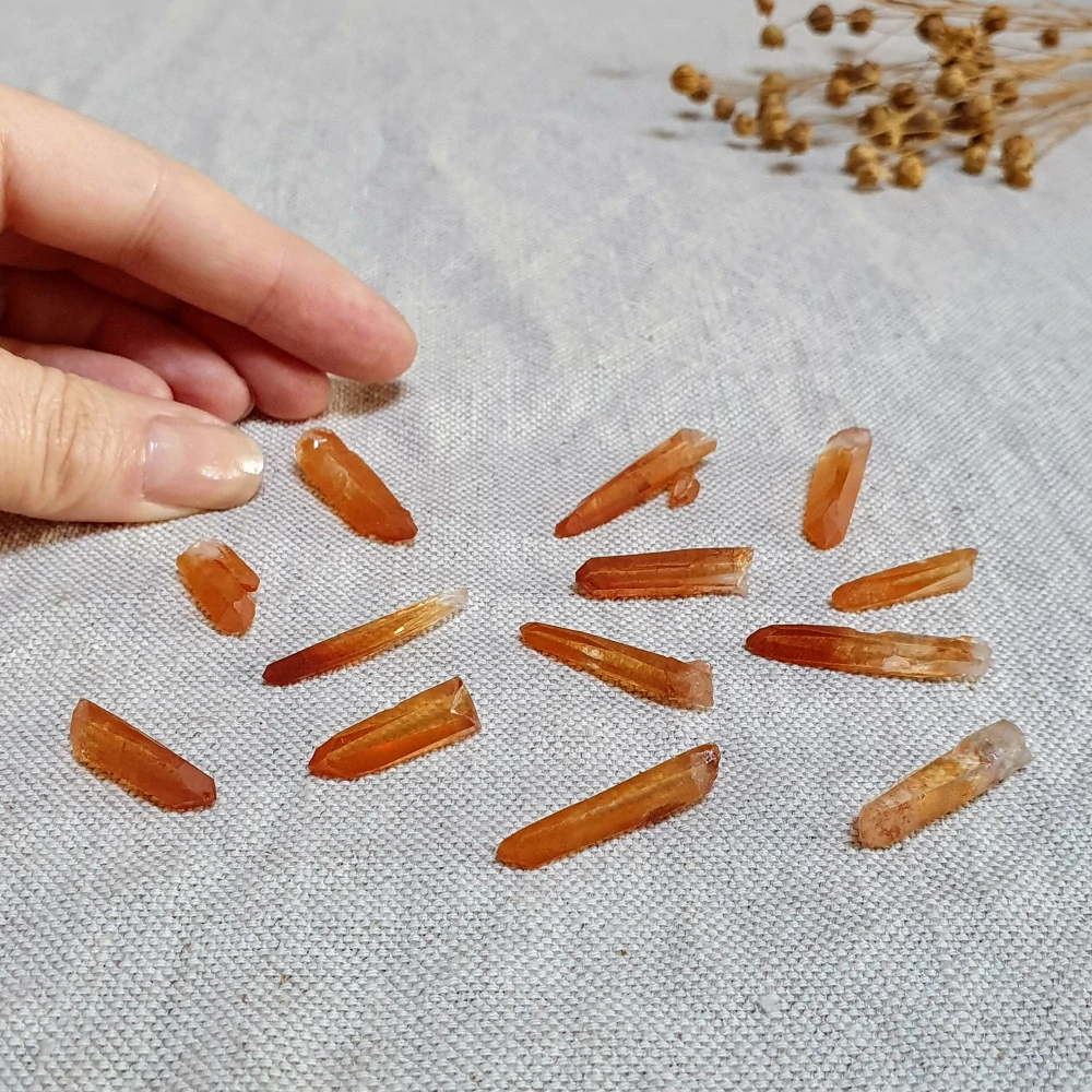 Tangerine krystaly - skupinka 13-cti unikátních výběrových surových mistrovských krystalů v extra kvalitě z Brazílie Y. 19 g ~ 12×Laser krystaly + 1×krystal delfín 