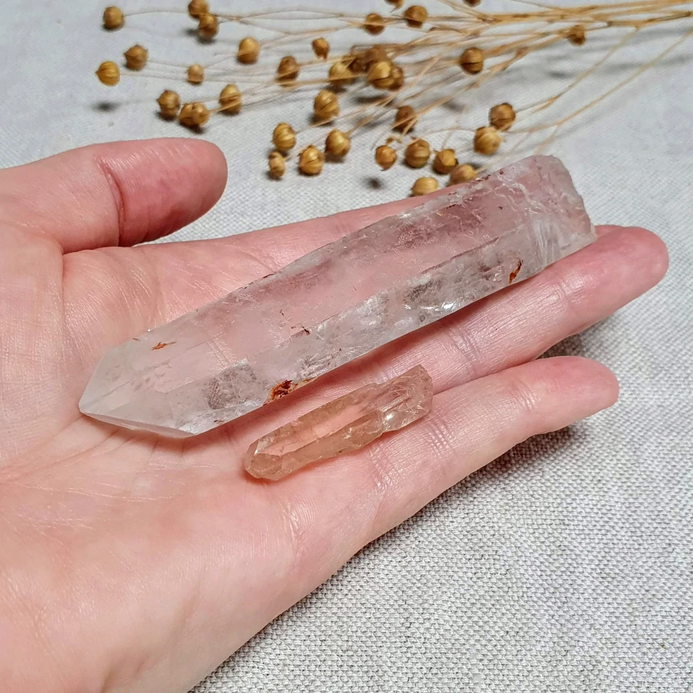 Křišťál - surový mistrovský krystal v extra kvalitě z Brazílie V1. 100 g 11,5 cm ~ Zvonící krystal a malý krystalek na zvonění + Inkluze hematitu + Tantrická dvojice 