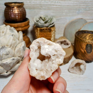 Křišťálová geoda - polovina zaleštěně přírodní geody z Maroka A. 59 g