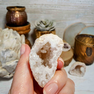 Křišťálová geoda - polovina zaleštěně přírodní geody z Maroka F. 63 g 