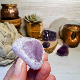 Meditační ametyst - broušený kámen s leštěným okýnkem z Brazílie B. 38 g 