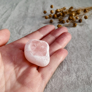 Meditační růženín - broušený kámen s leštěným okýnkem z Brazílie J. 37 g