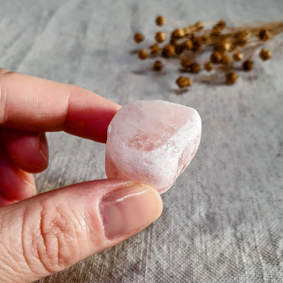 Meditační růženín - broušený kámen s leštěným okýnkem z Brazílie A. 37 g