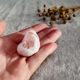 Meditační růženín - broušený kámen s leštěným okýnkem z Brazílie C. 32 g