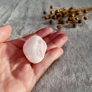 Meditační růženín - broušený kámen s leštěným okýnkem z Brazílie H. 33 g