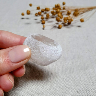 Meditační křišťál - broušený kámen s leštěným okýnkem z Brazílie A. 35 g