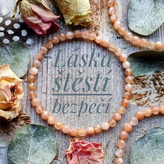 NÁRAMEK Z MINERÁLU MĚSÍČNÍ KÁMEN PASTELOVĚ BROSKVOVĚ ZBARVENÝ FAZETOVANÝ 5 mm