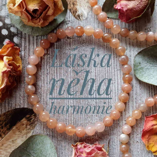 NÁRAMEK Z MINERÁLU MĚSÍČNÍ KÁMEN PASTELOVĚ MERUŇKOVĚ ZBARVENÝ 6 mm