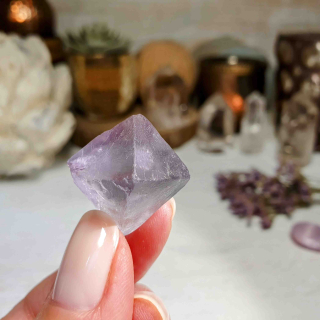 Fluorit oktaedr - ručně štípaný krystal z Číny C. 10 g 
