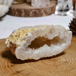 Křišťálová geoda - polovina zaleštěné přírodní geody z Maroka D. 50 g 
