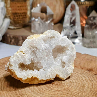 Křišťálová geoda - polovina zaleštěné přírodní geody z Maroka H. 53 g 