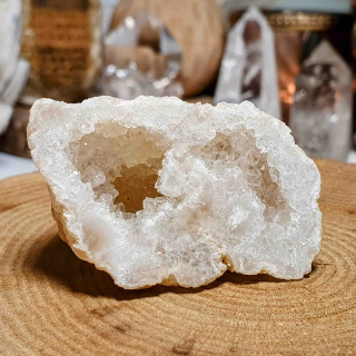 Křišťálová geoda - polovina zaleštěné přírodní geody z Maroka J. 40 g  