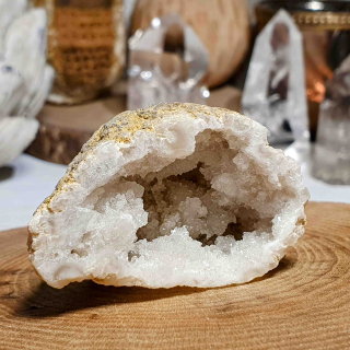 Křišťálová geoda - polovina zaleštěné přírodní geody z Maroka K. 53 g 