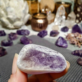 Meditační ametyst - broušený kámen s leštěným okýnkem z Brazílie C. 33 g 