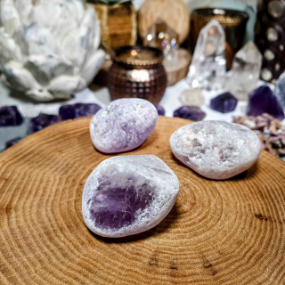 Meditační ametyst - broušený kámen s leštěným okýnkem z Brazílie D. 34 g 