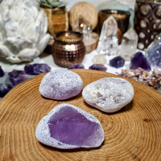 Meditační ametyst - broušený kámen s leštěným okýnkem z Brazílie H. 26 g 
