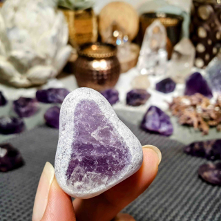 Meditační ametyst - broušený kámen s leštěným okýnkem z Brazílie I. 32 g 
