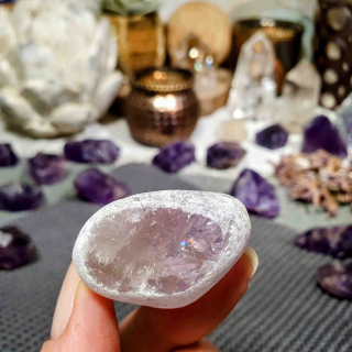 Meditační ametyst - broušený kámen s leštěným okýnkem z Brazílie L. 27 g 
