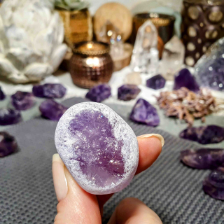 Meditační ametyst - broušený kámen s leštěným okýnkem z Brazílie M. 37 g 