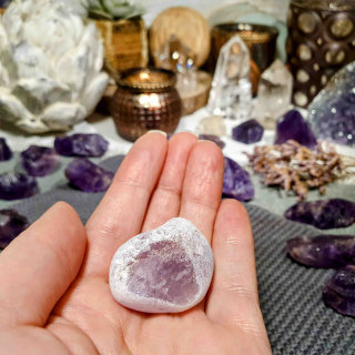 Meditační ametyst - broušený kámen s leštěným okýnkem z Brazílie N. 27 g 