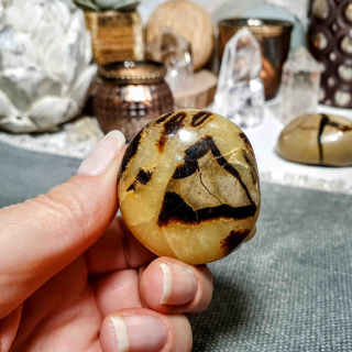 Septárie ~ dračí vejce ~ ručně leštěná konkrece z Madagaskaru A. 52 g