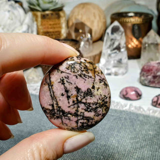 Rodonit - ručně broušená placička z Madagaskaru L. 43 g