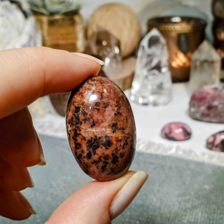 Rodonit - ručně tromlovaný valounek z Madagaskaru A. 40 g