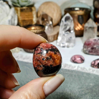 Rodonit - ručně tromlovaný valounek z Madagaskaru J. 26 g