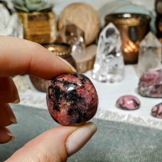Rodonit - ručně tromlovaný valounek z Madagaskaru M. 26 g