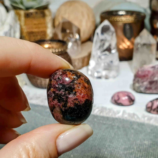 Rodonit - ručně tromlovaný valounek z Madagaskaru 0. 27 g 