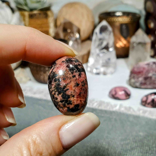 Rodonit - ručně tromlovaný valounek z Madagaskaru P. 22 g 