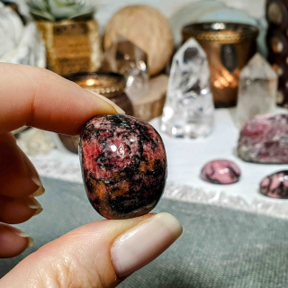 Rodonit - ručně tromlovaný valounek z Madagaskaru S. 31 g 