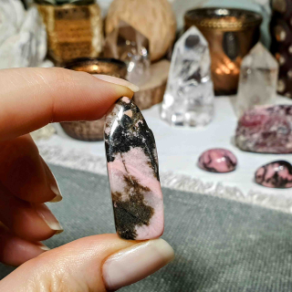 Rodonit - ručně leštěný plátek z Madagaskaru C. 10 g 