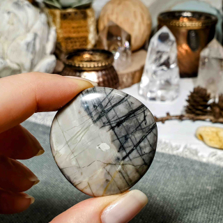 Jaspis Picasso - ručně broušená placička z Madagaskaru J. 30 g 