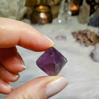 Fluorit oktaedr - ručně štípaný krystal z Číny W. 8 g 