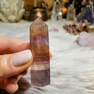 Fluorit - broušený obelisk z Číny T. 40 g 6 cm 