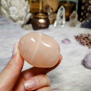 Růženín - velký tromlovaný kámen z Madagaskaru A. 97 g