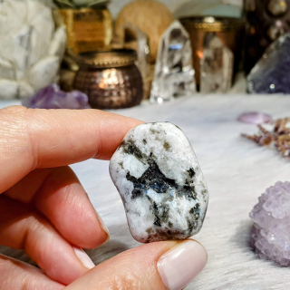 Měsíční kámen s černým turmalínem - tromlovaný kámen z Indie I. 30 g 