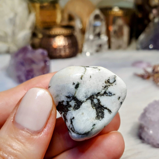 Měsíční kámen s černým turmalínem - tromlovaný kámen z Indie K. 28 g 