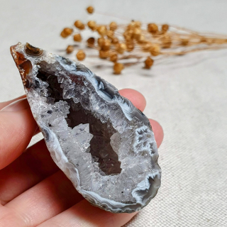 Peříčkový achát - jedna polovina leštěné geody v top kvalitě z Brazílie M. 64 g