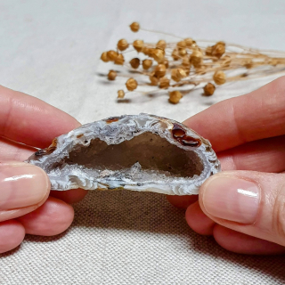 Peříčkový achát - jedna polovina leštěné geody v top kvalitě z Brazílie O. 40 g