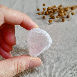 Meditační růženín - broušený kámen s leštěným okýnkem z Brazílie F. 28 g