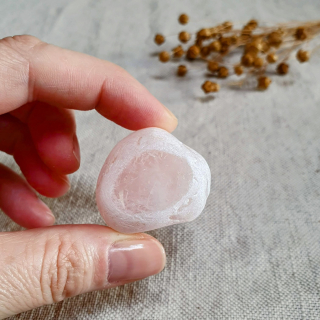 Meditační růženín - broušený kámen s leštěným okýnkem z Brazílie G. 43 g
